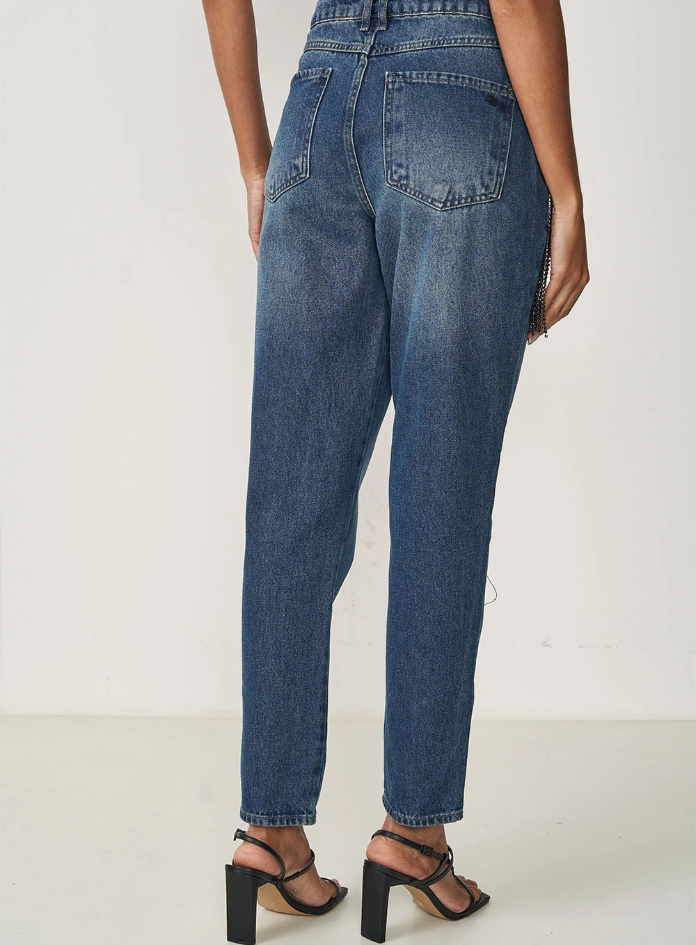 Calça Feminina Jeans Mom Com Correntes - Bruna Índigo