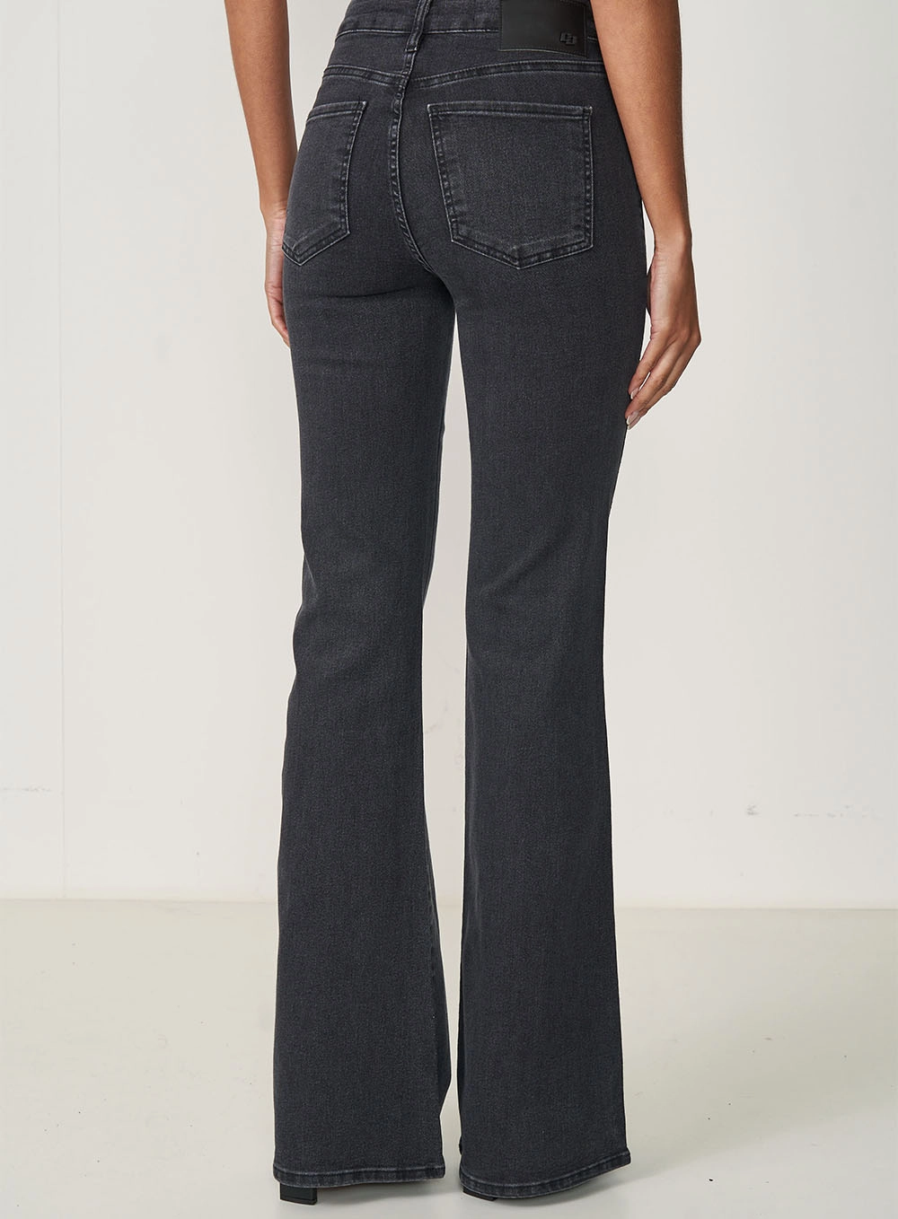 Calça Feminina Jeans Flare Com Aplicação - Bia Indigo Preto