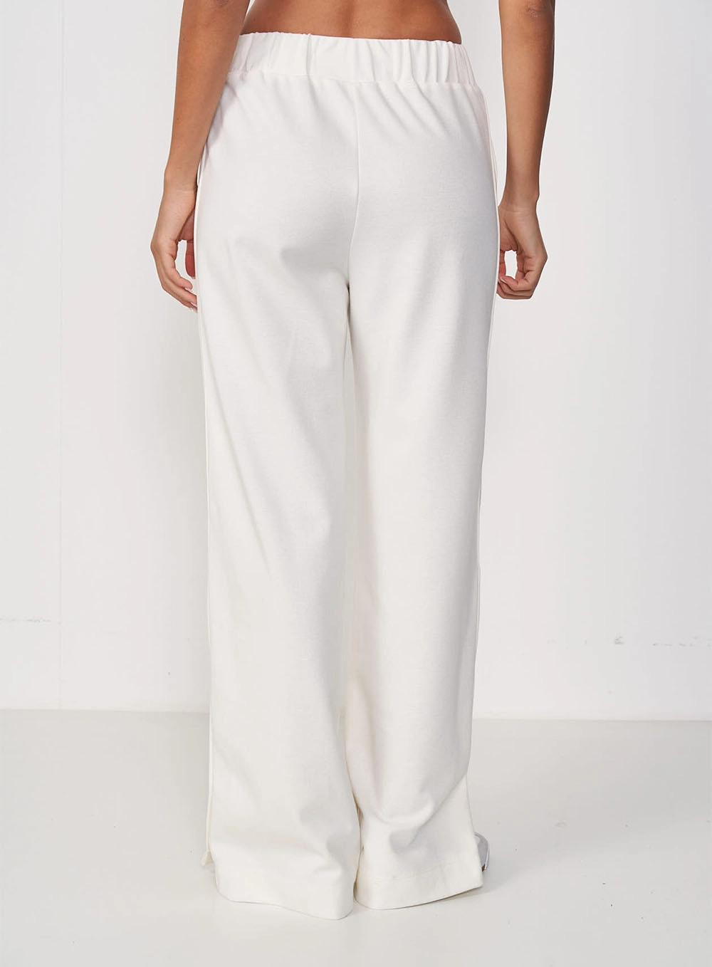 Calça Feminina Pantalona Com Botões Na Barra Off Shell