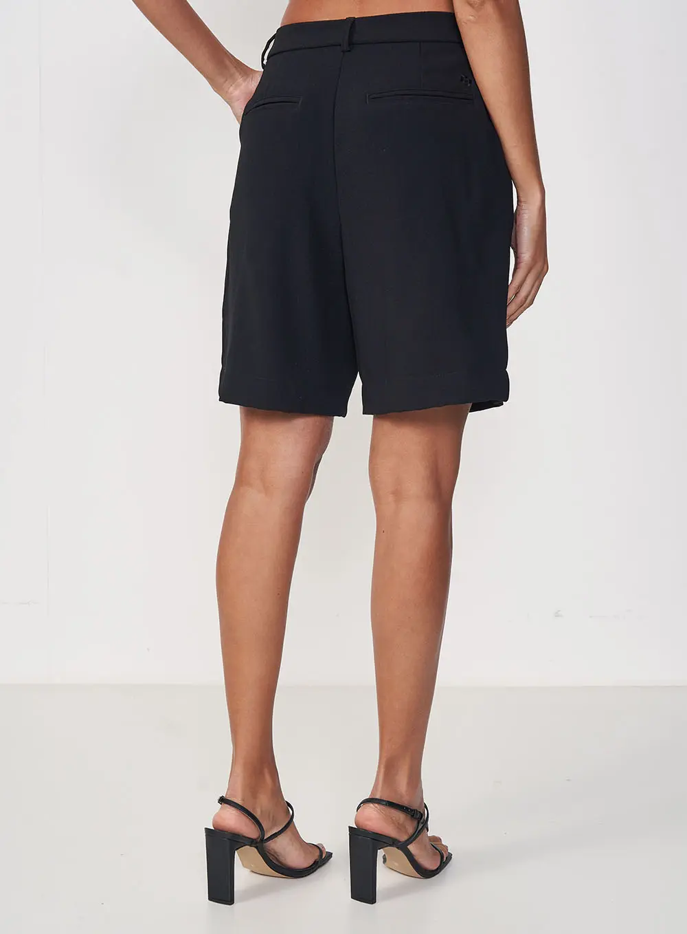 Bermuda Feminina De Alfaiataria - Jade Preto
