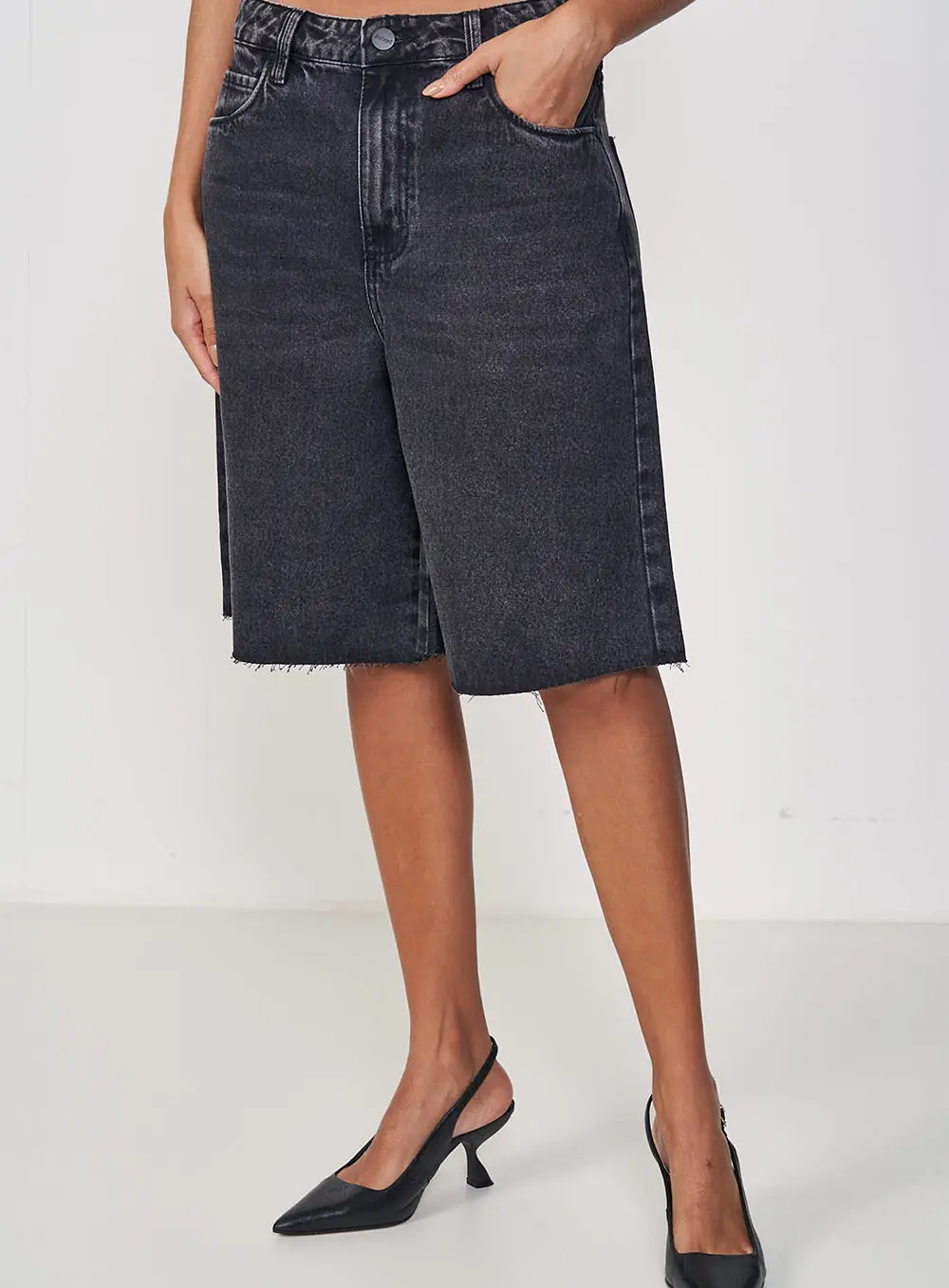 Bermuda Jeans Comprimento Alongado Barra Desfiada Indigo Preto