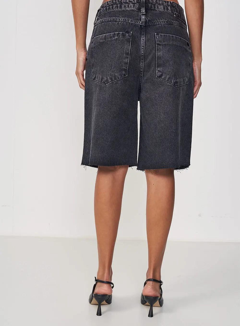 Bermuda Jeans Comprimento Alongado Barra Desfiada Indigo Preto