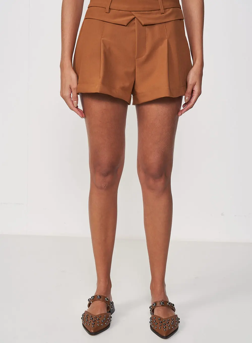Short De Cintura Alta Com Pregas Marrom Evermore