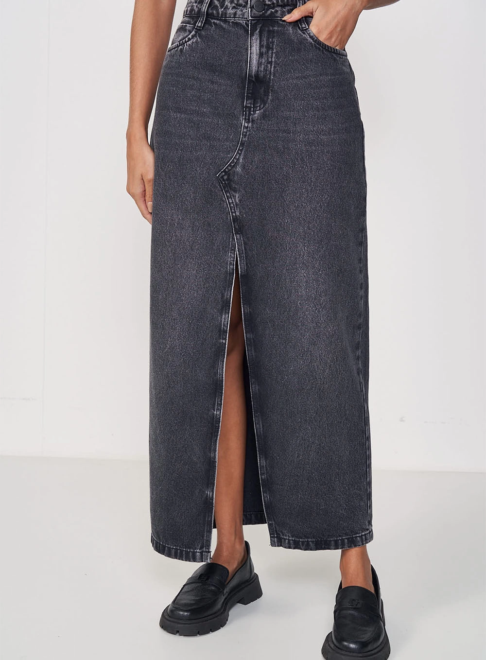 Saia Longa Jeans Com Fenda Frontal Indigo Preto