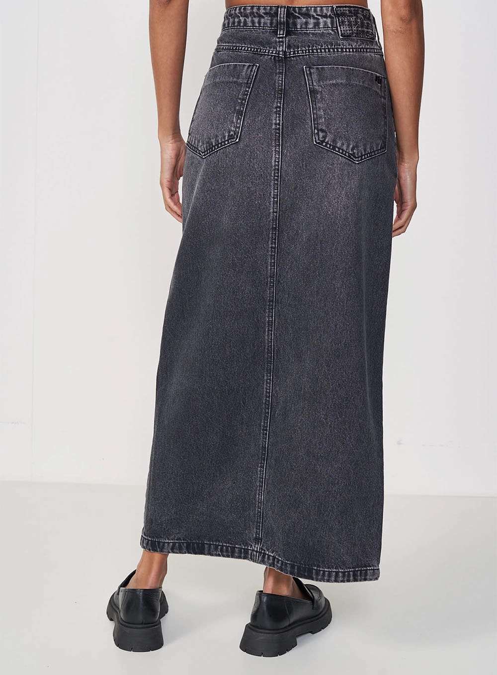 Saia Longa Jeans Com Fenda Frontal Indigo Preto