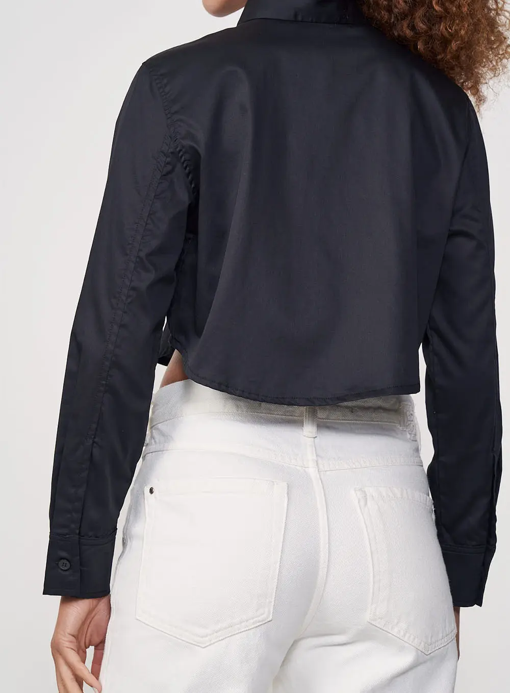 Camisa Cropped Com Gola Bordada Preto