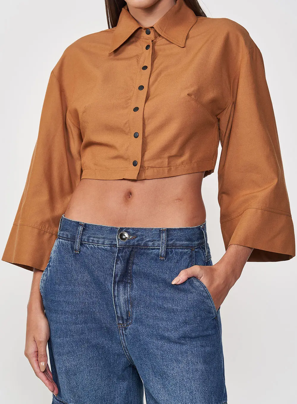 Camisa Feminina Reta Encurtada Com Mangas Amplas Marrom Evermore