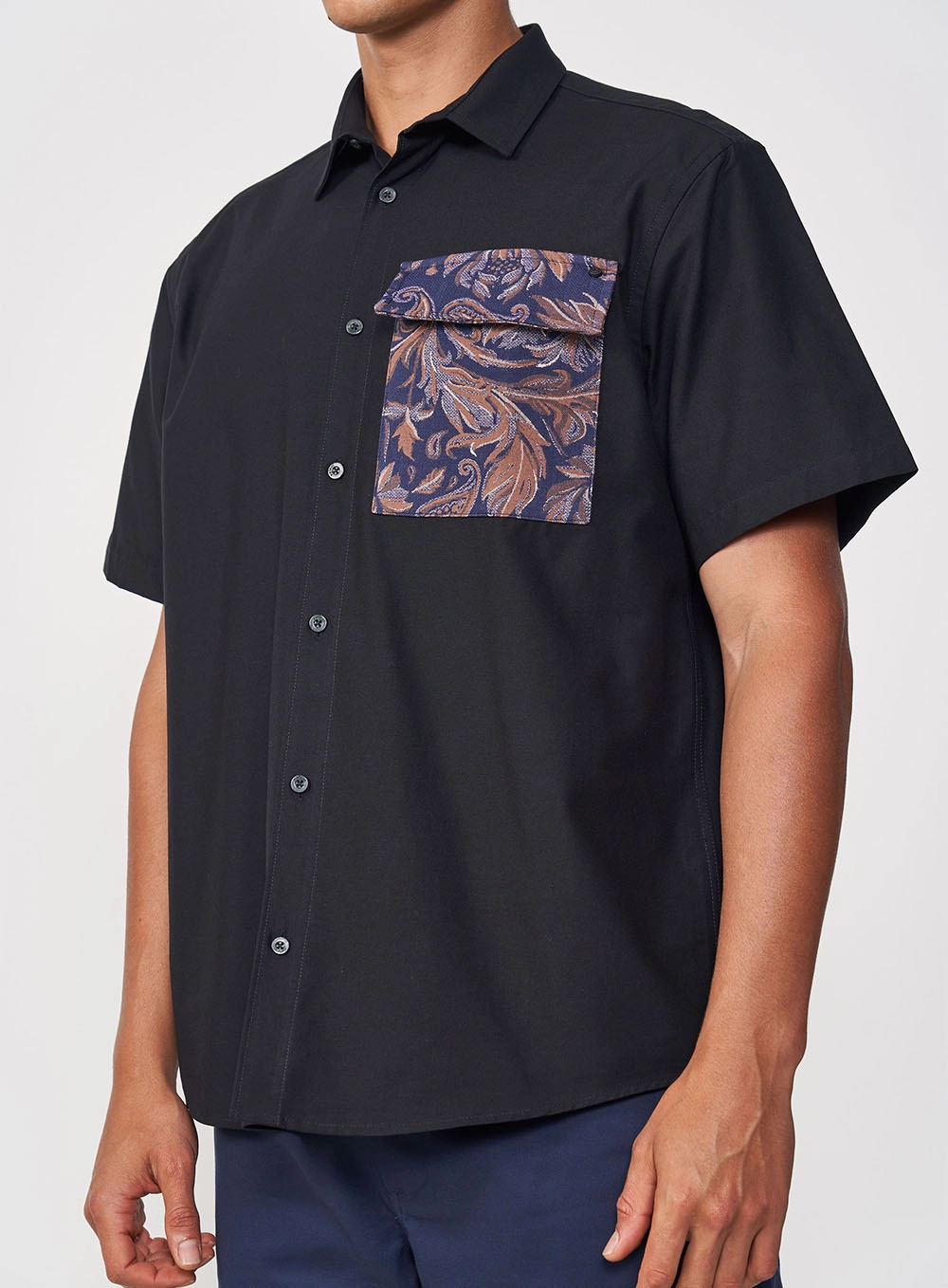 Camisa Bolso Frontal Com Estampa Preto