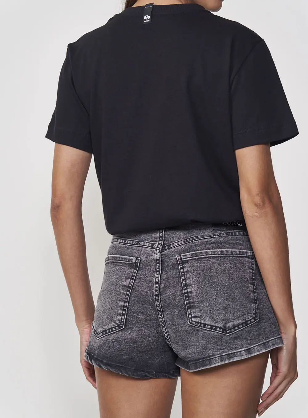 Camiseta Bordada Com Aplicação Preto