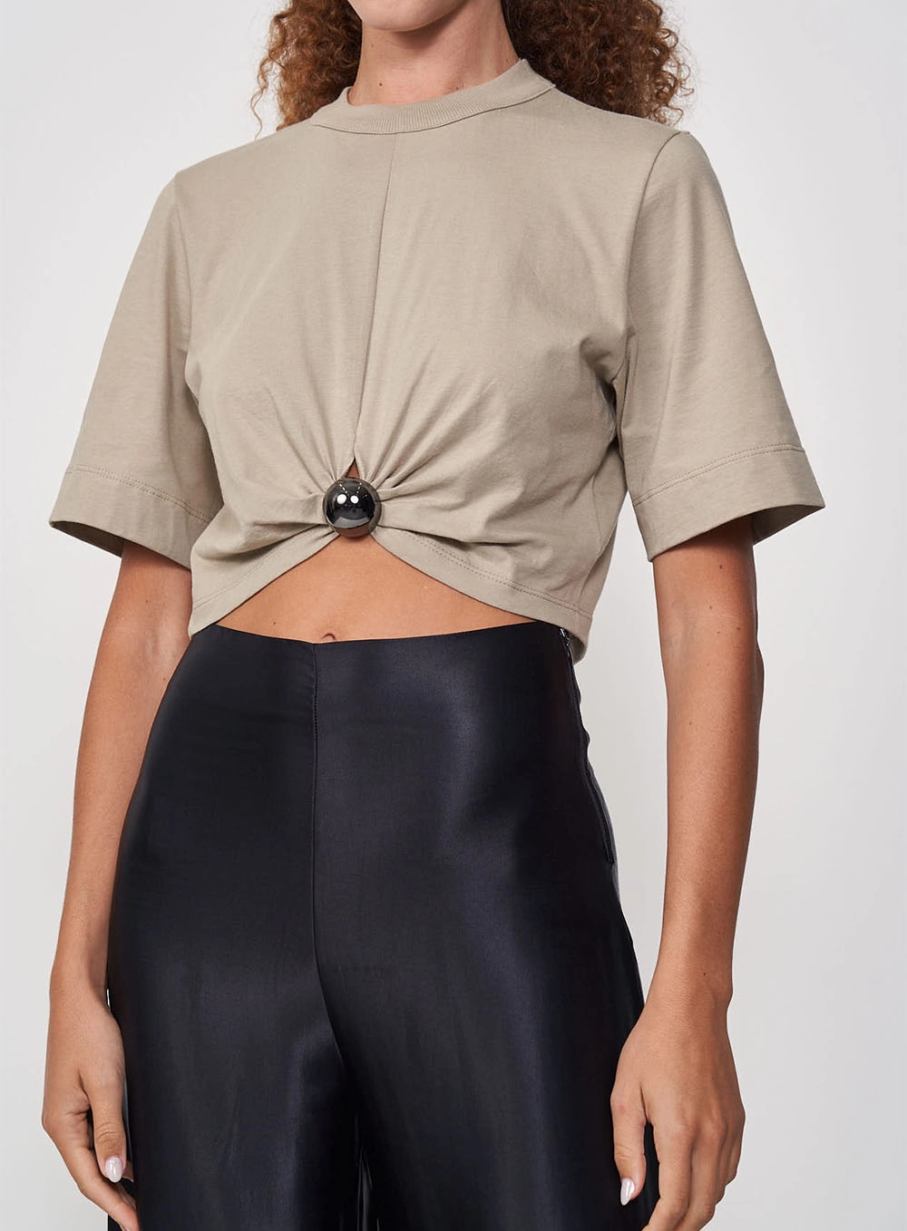 Camiseta Feminina Cropped Com Passante Bege