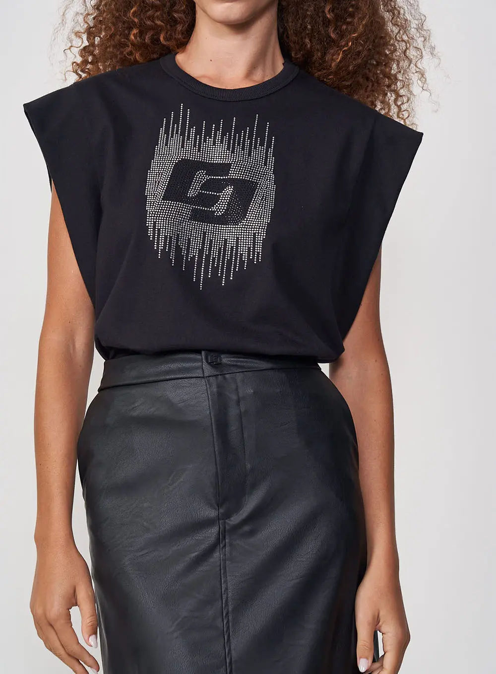 Camiseta Feminina Reta Muscle Com Aplicação Preto