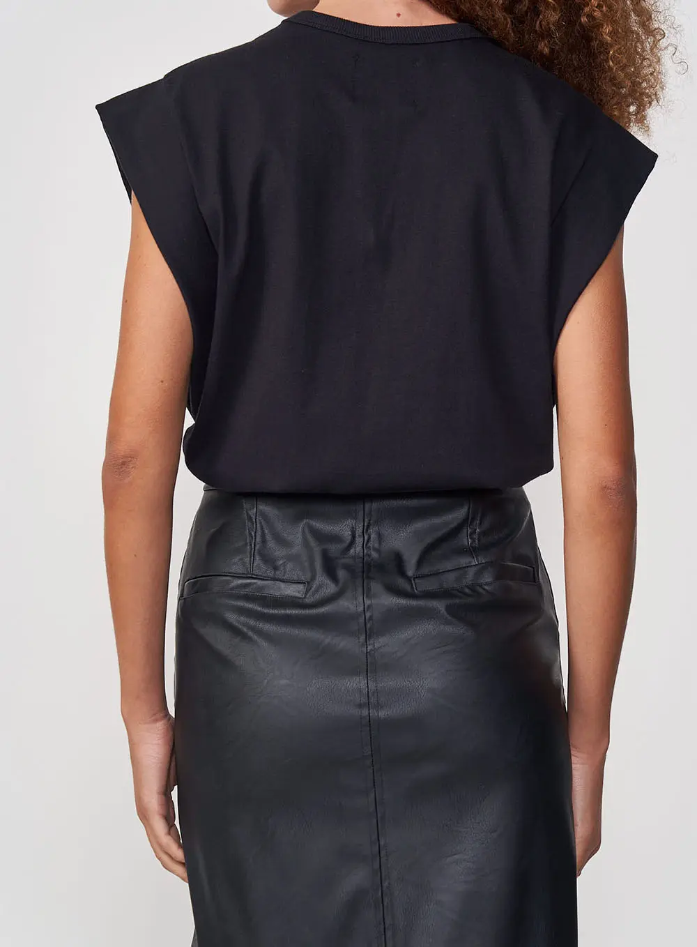 Camiseta Feminina Reta Muscle Com Aplicação Preto