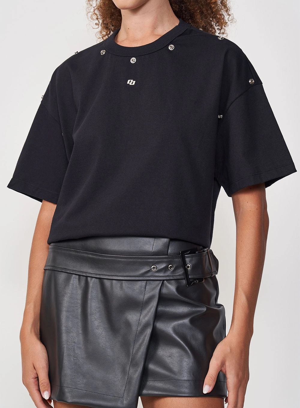 Camiseta Feminina Over Com Botões De Pressão Preto