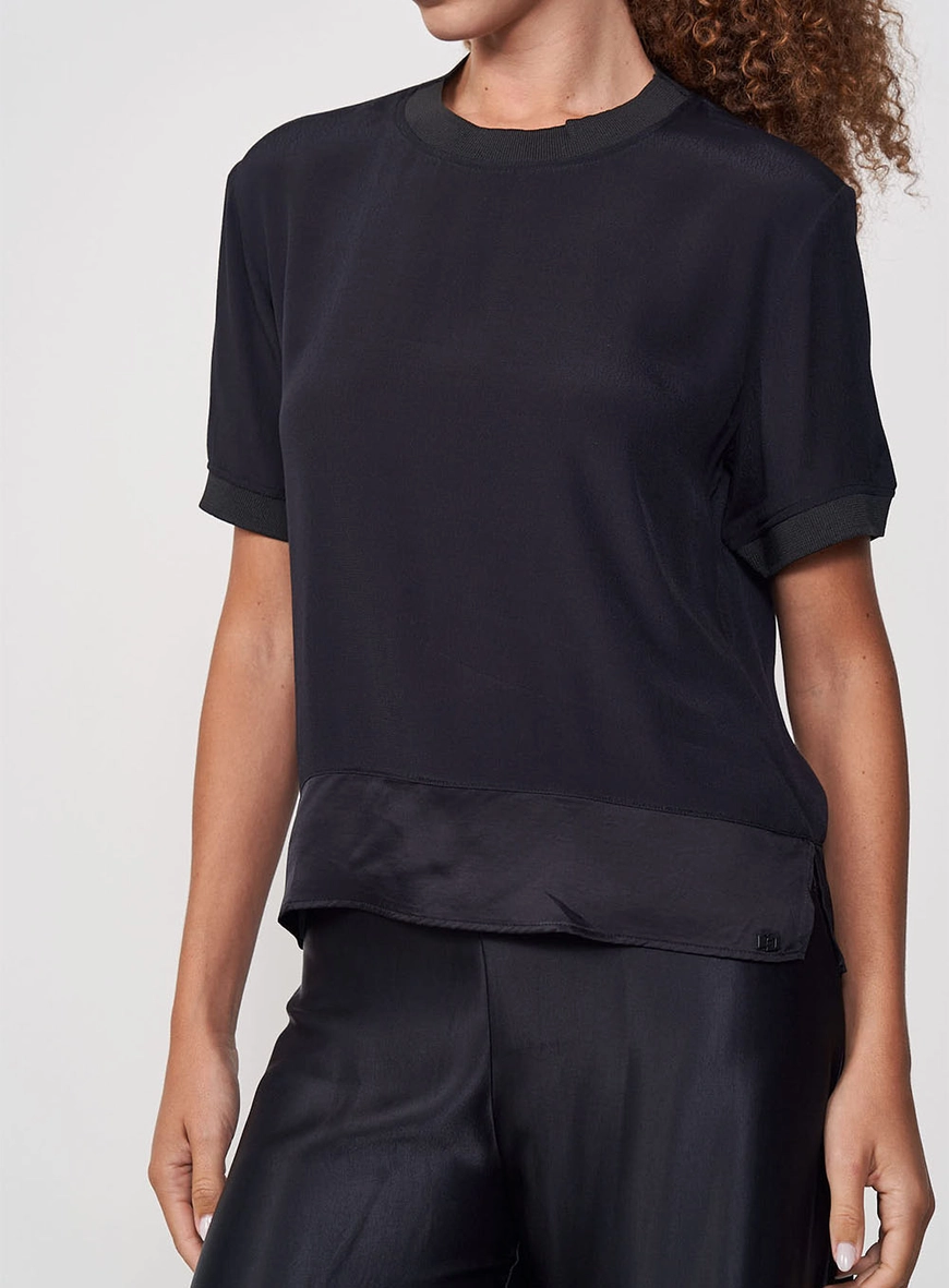 Camiseta Feminina Com Barra Acetinada