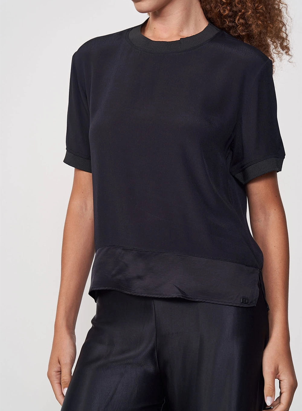 Camiseta Feminina Com Barra Acetinada Preto