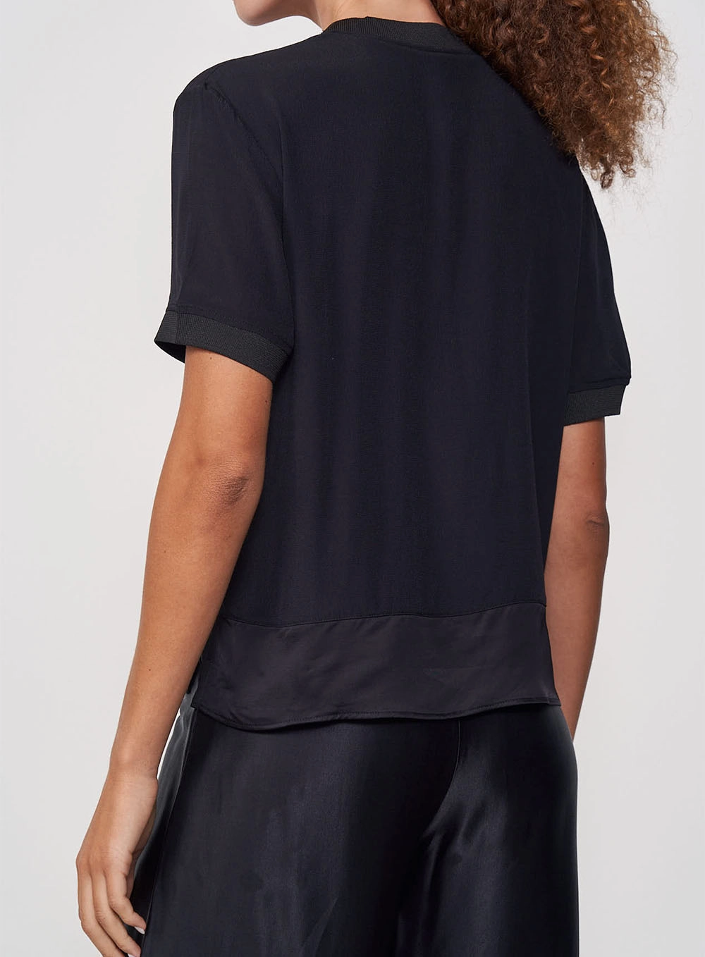 Camiseta Feminina Com Barra Acetinada Preto