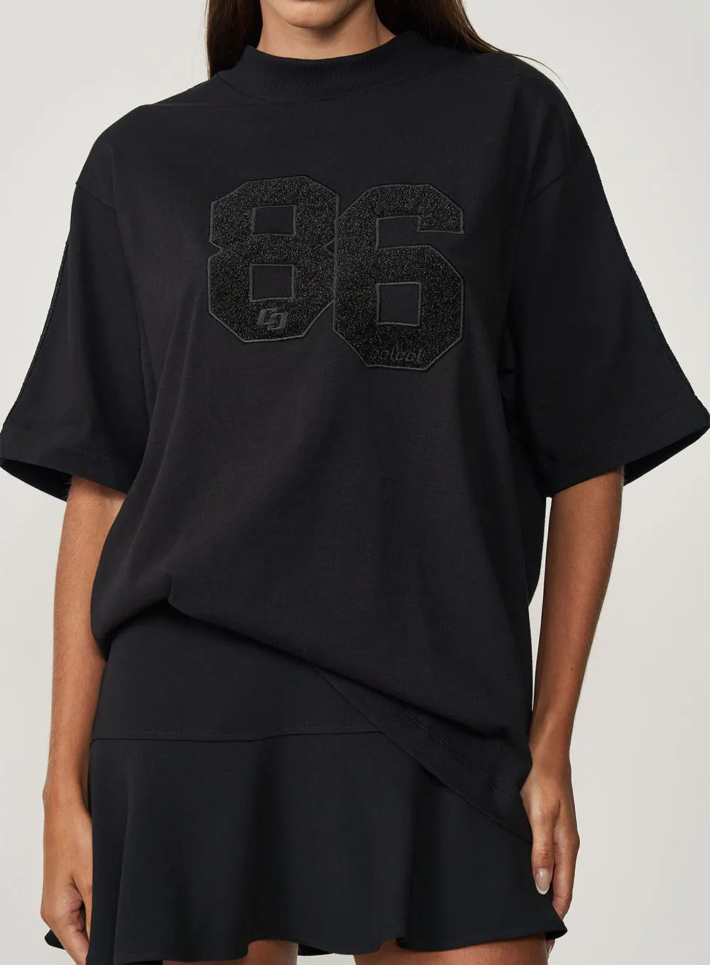 Camiseta Feminina Oversized Com Bordado Frontal Preto