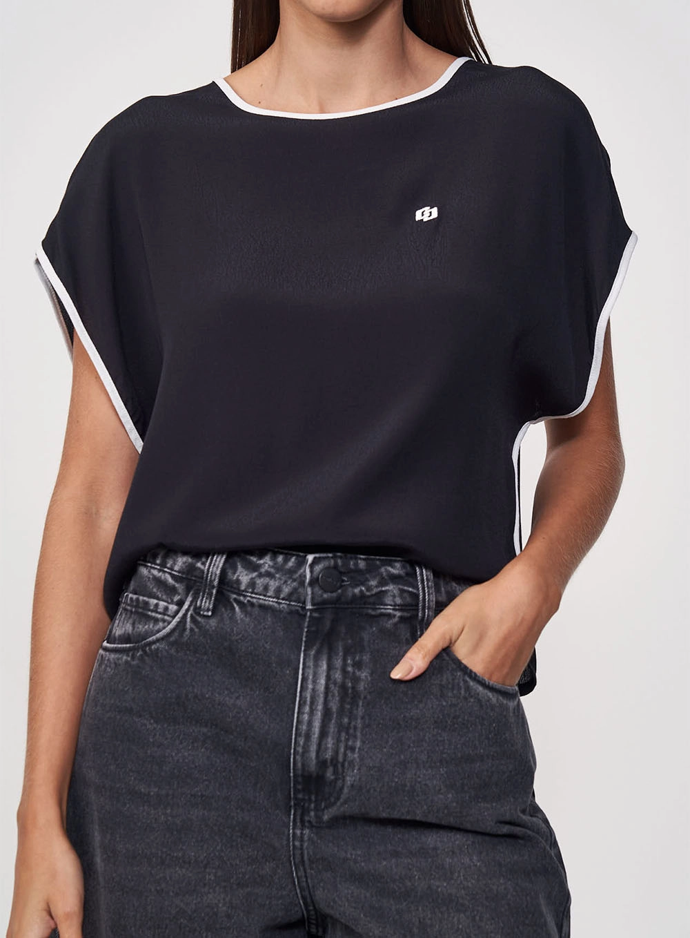 Camiseta Viscose Detalhe Contraste Costas Preto