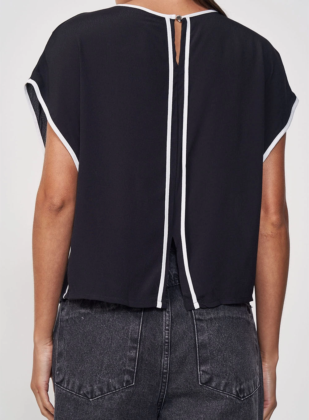 Camiseta Viscose Detalhe Contraste Costas Preto