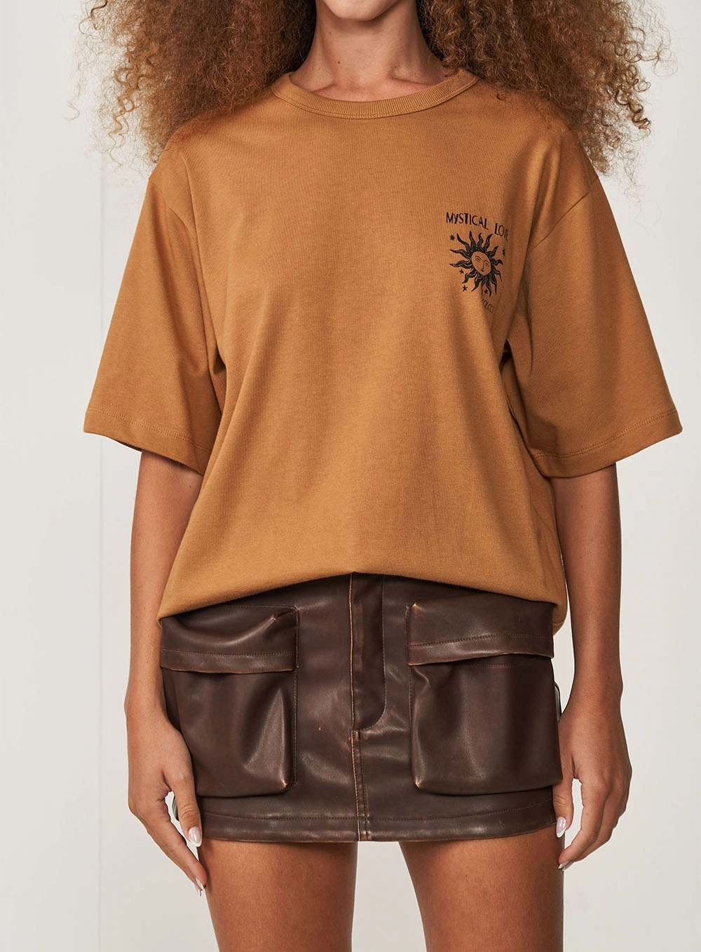 Camiseta Feminina Oversized Mystical Love Marrom Evermore