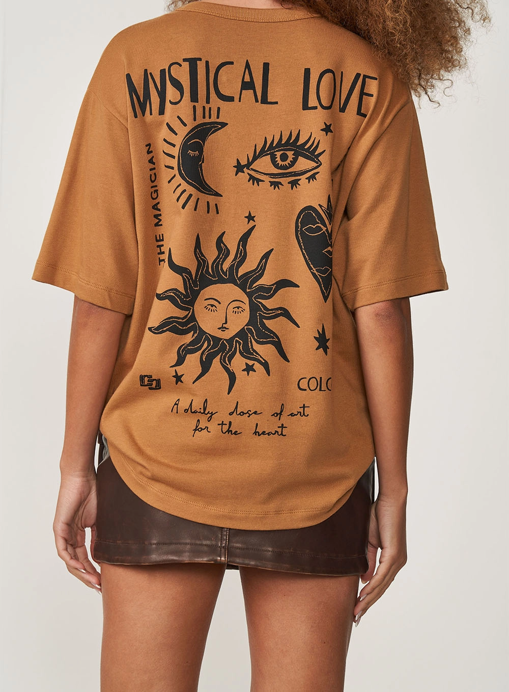 Camiseta Feminina Oversized Mystical Love Marrom Evermore
