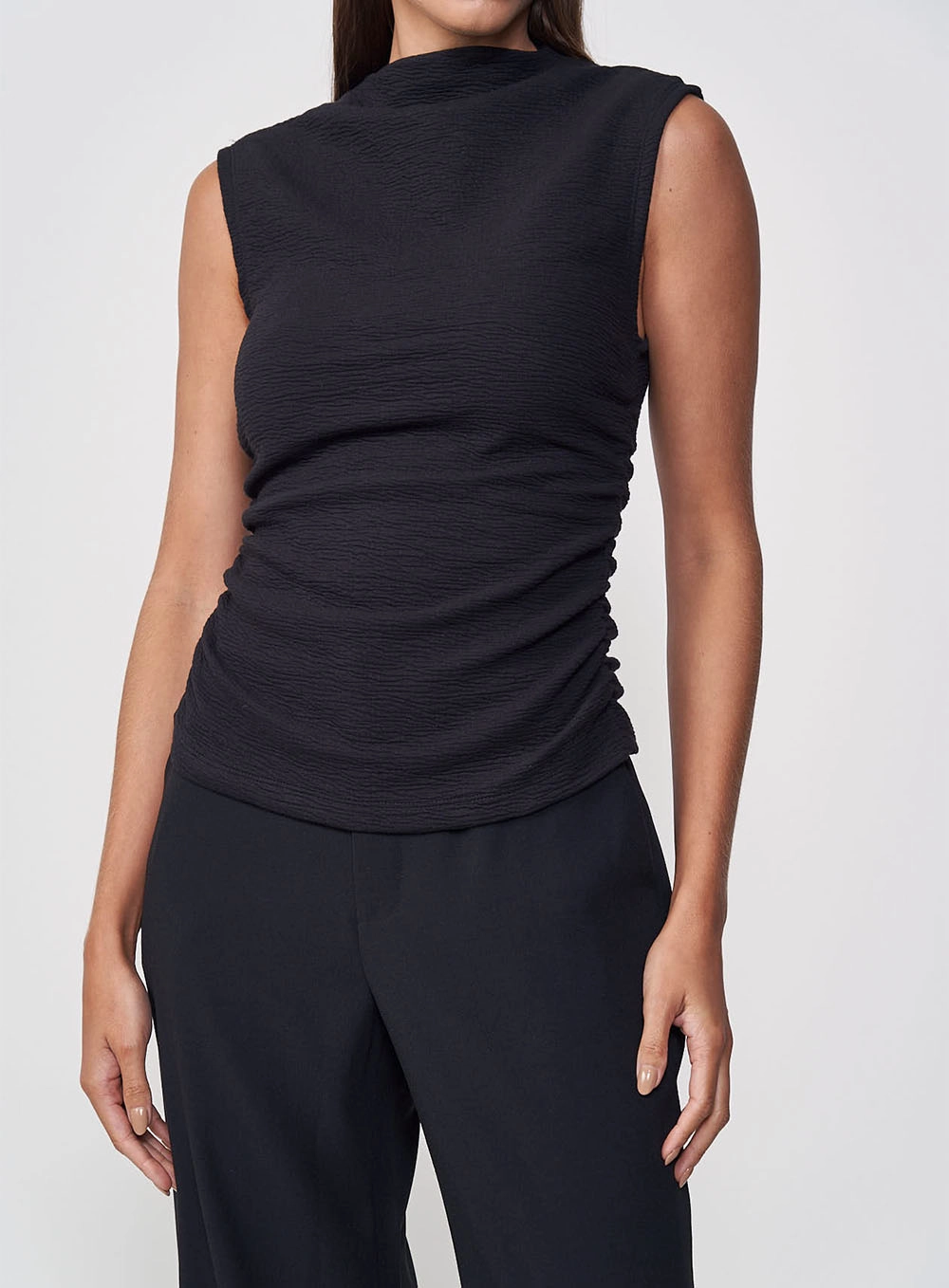 Blusa Feminina Slim Mock Neck Com Fendas Laterais Preto