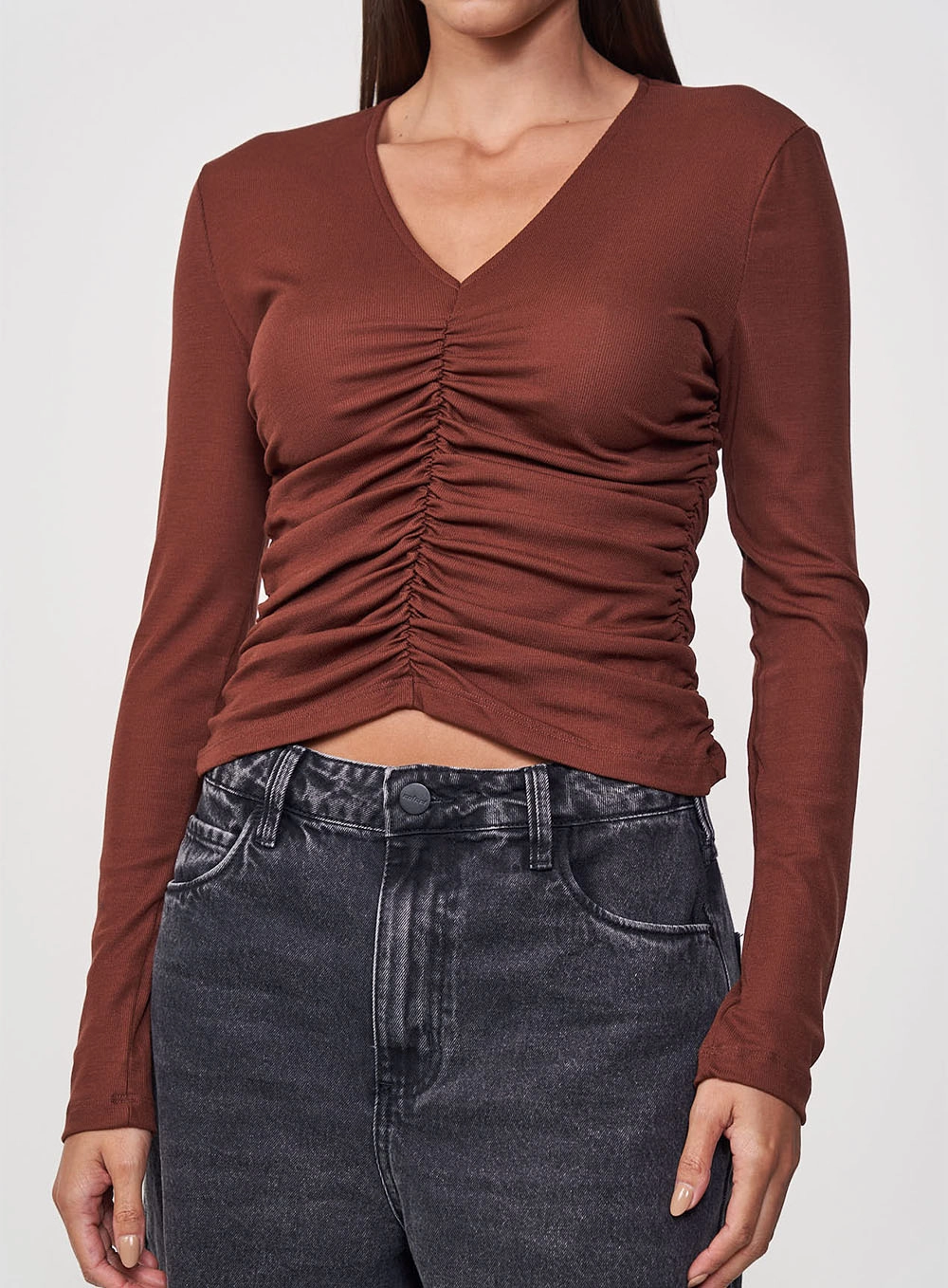 Blusa Feminina Drapeada Manga Longa Marrom