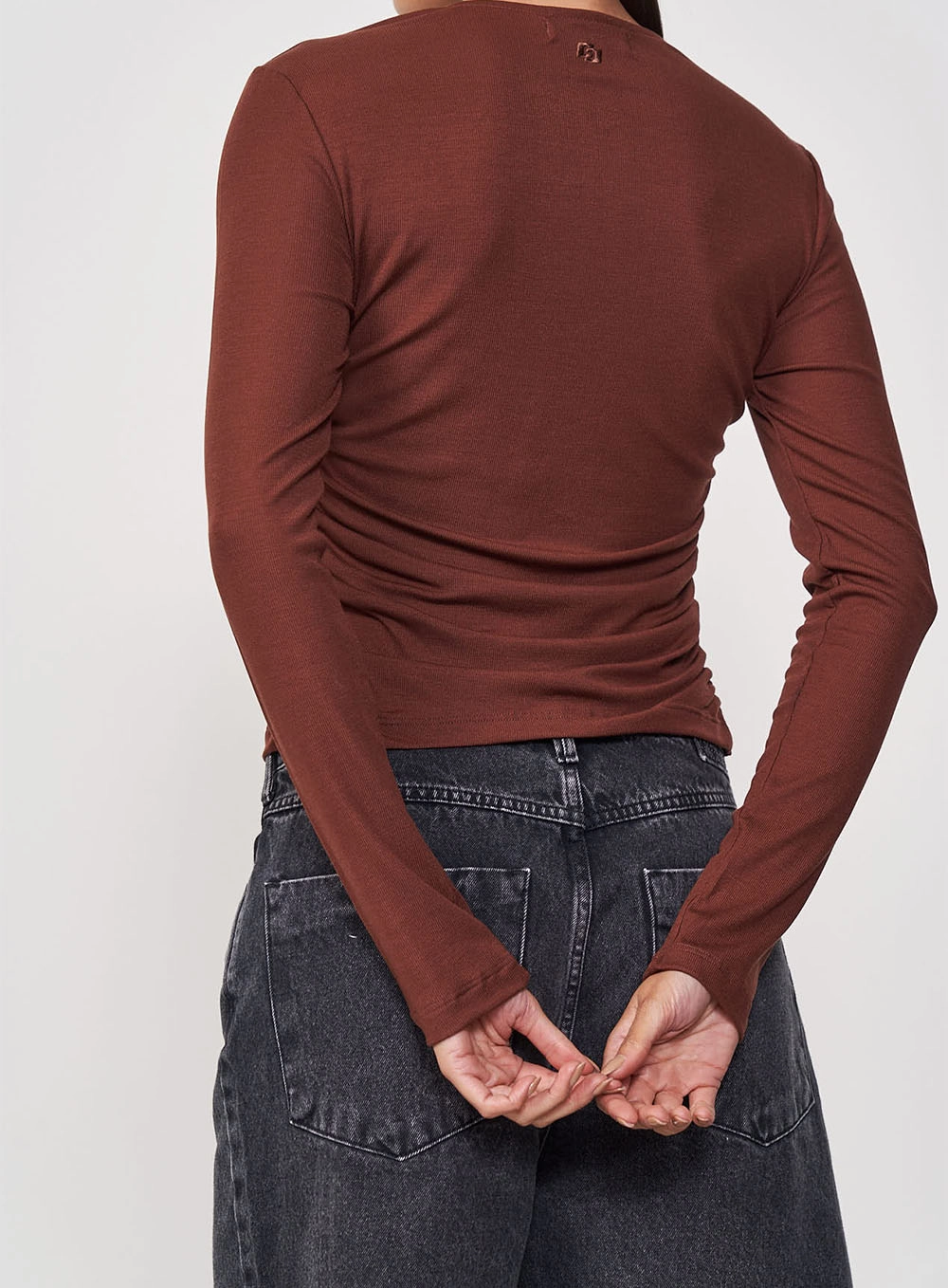 Blusa Feminina Drapeada Manga Longa Marrom