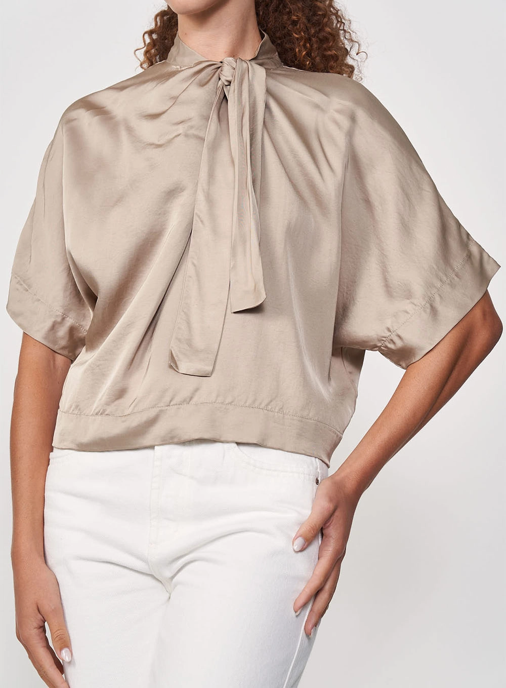 Blusa Feminina Fluida Com Decote Ombro A Ombro Bege