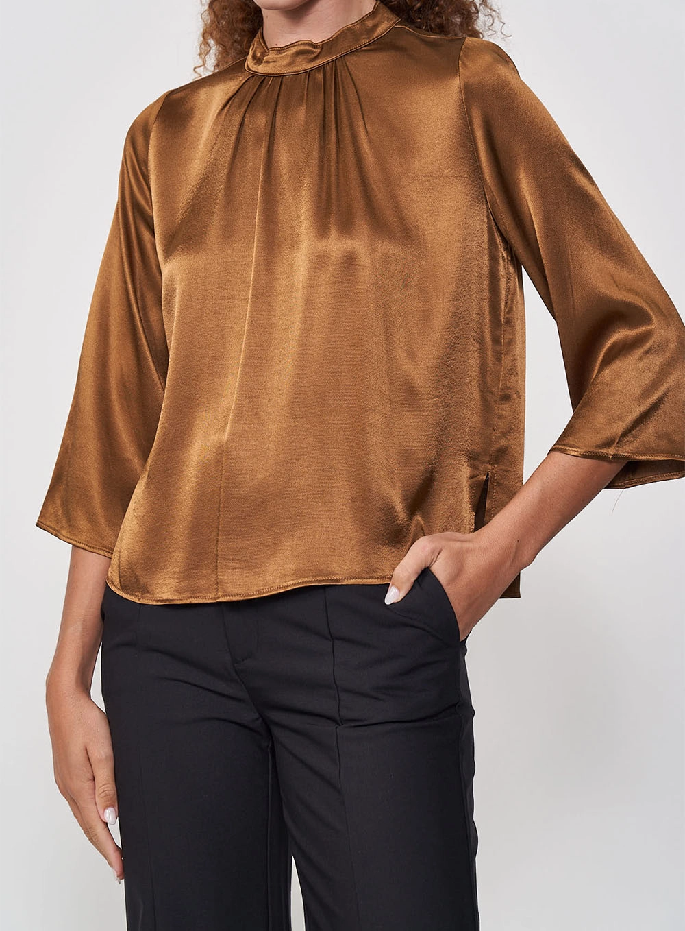 Blusa Comfort Gola Alta Drapeada Marrom