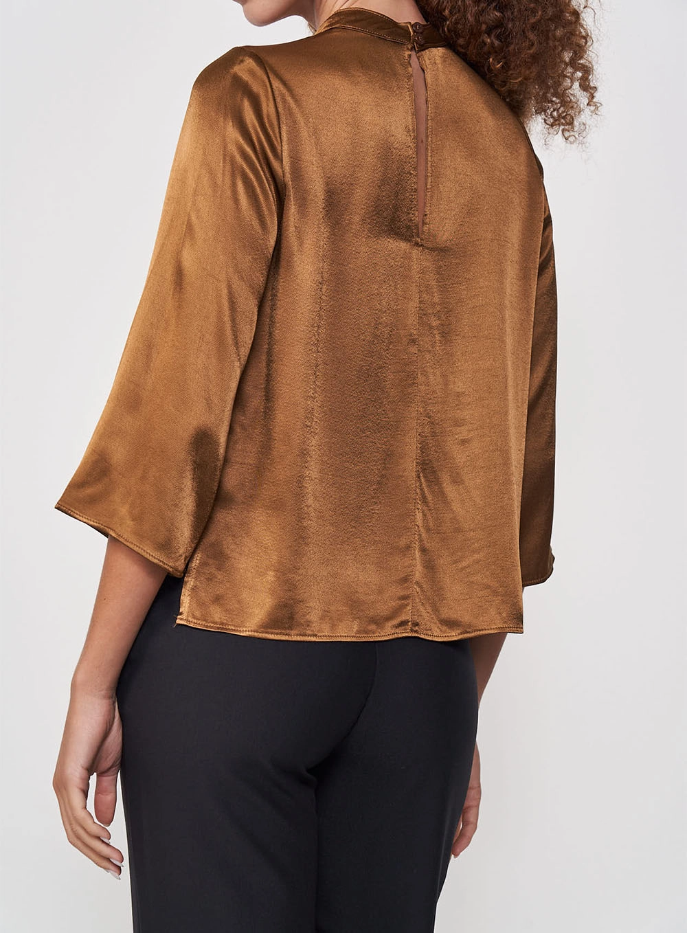 Blusa Comfort Gola Alta Drapeada Marrom