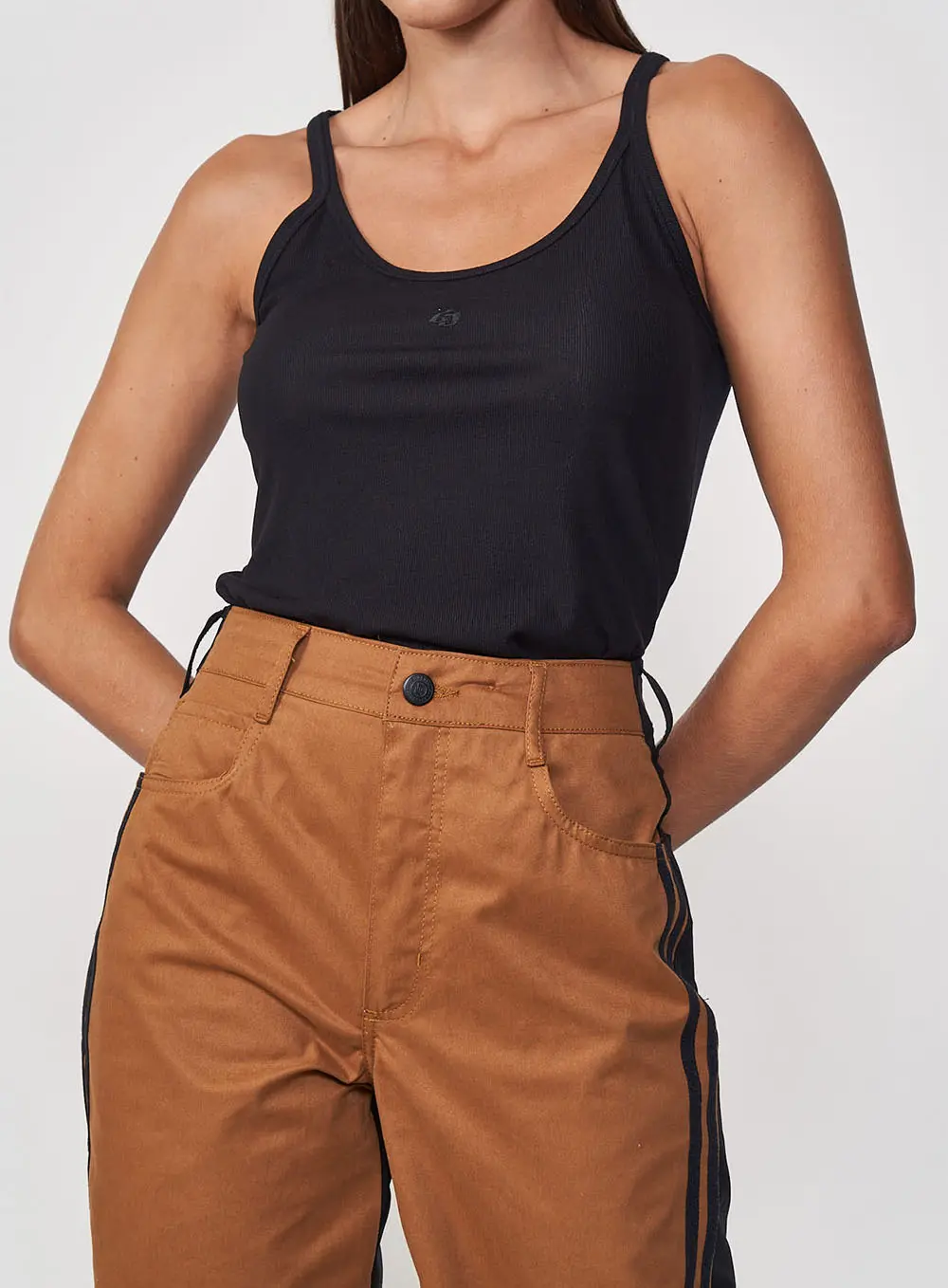 Regata Feminina Reta Com Bordado Minimalista Preto