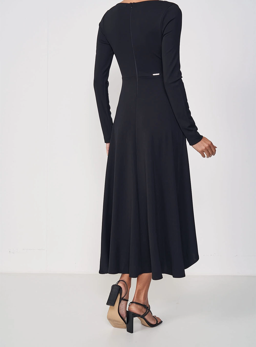 Vestido Midi Assimétrico Com Recorte E Drapeado Preto