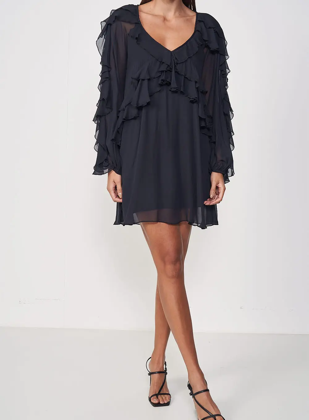 Vestido Curto Fluido Manga Longa Com Babados Preto