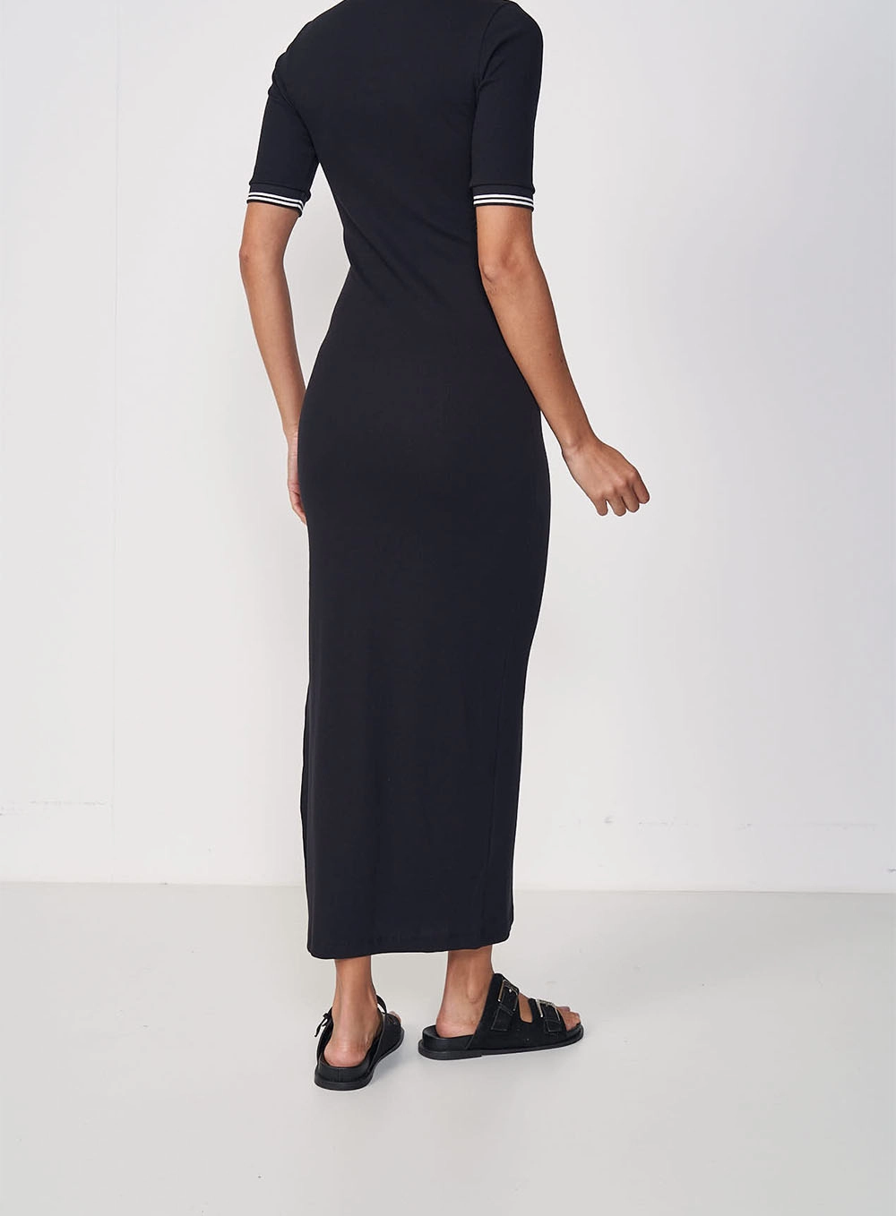 Vestido Reto Ajustado Midi Com Fenda E Manga Curta Preto