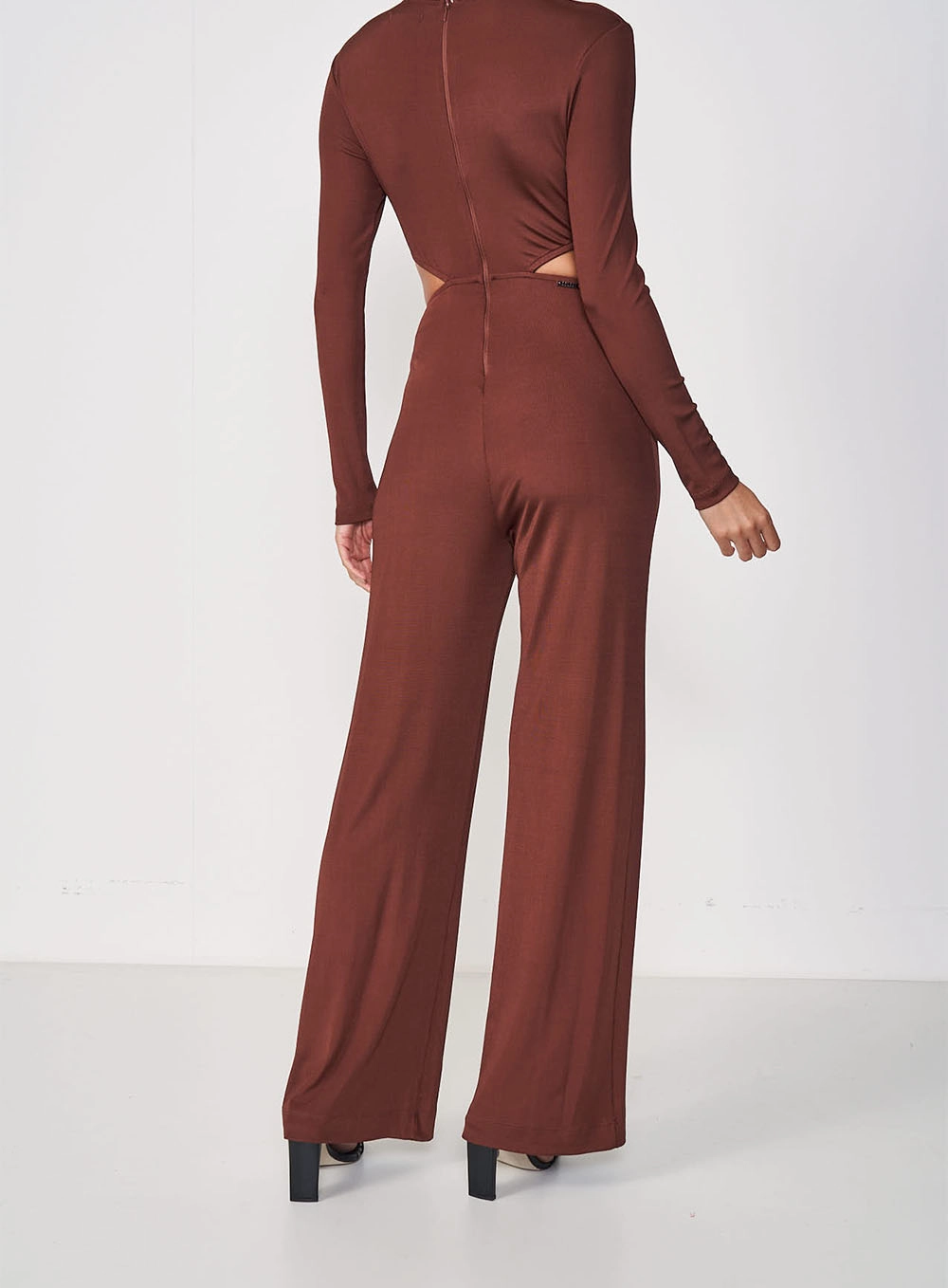 Macacão Pantalona Com Recortes E Manga Longa Marrom