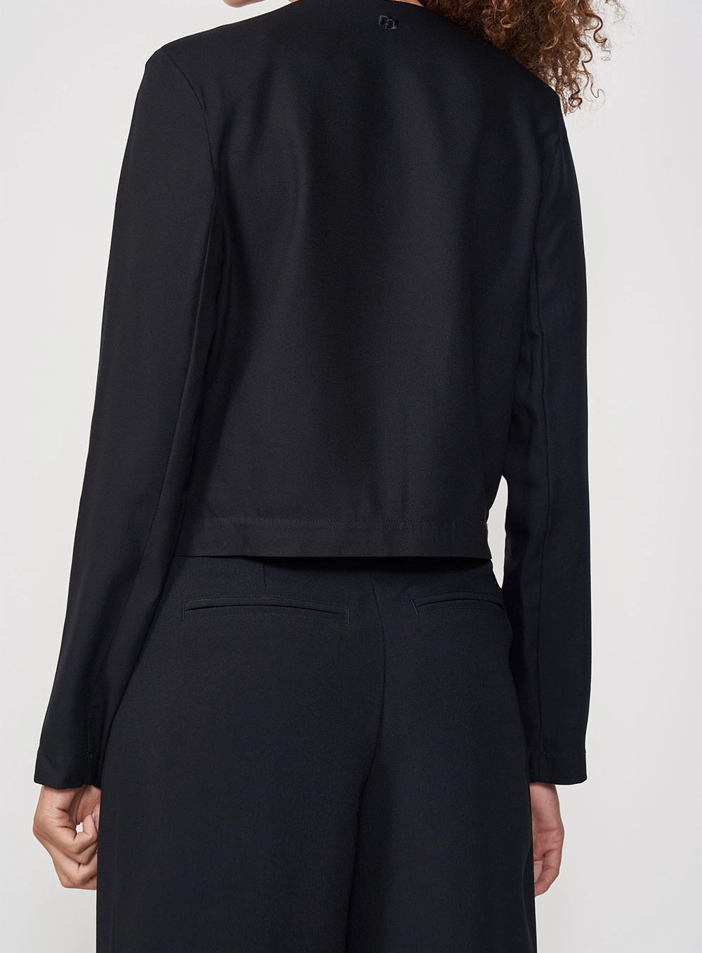 Blazer Feminino Alfaiataria  Encurtado Preto