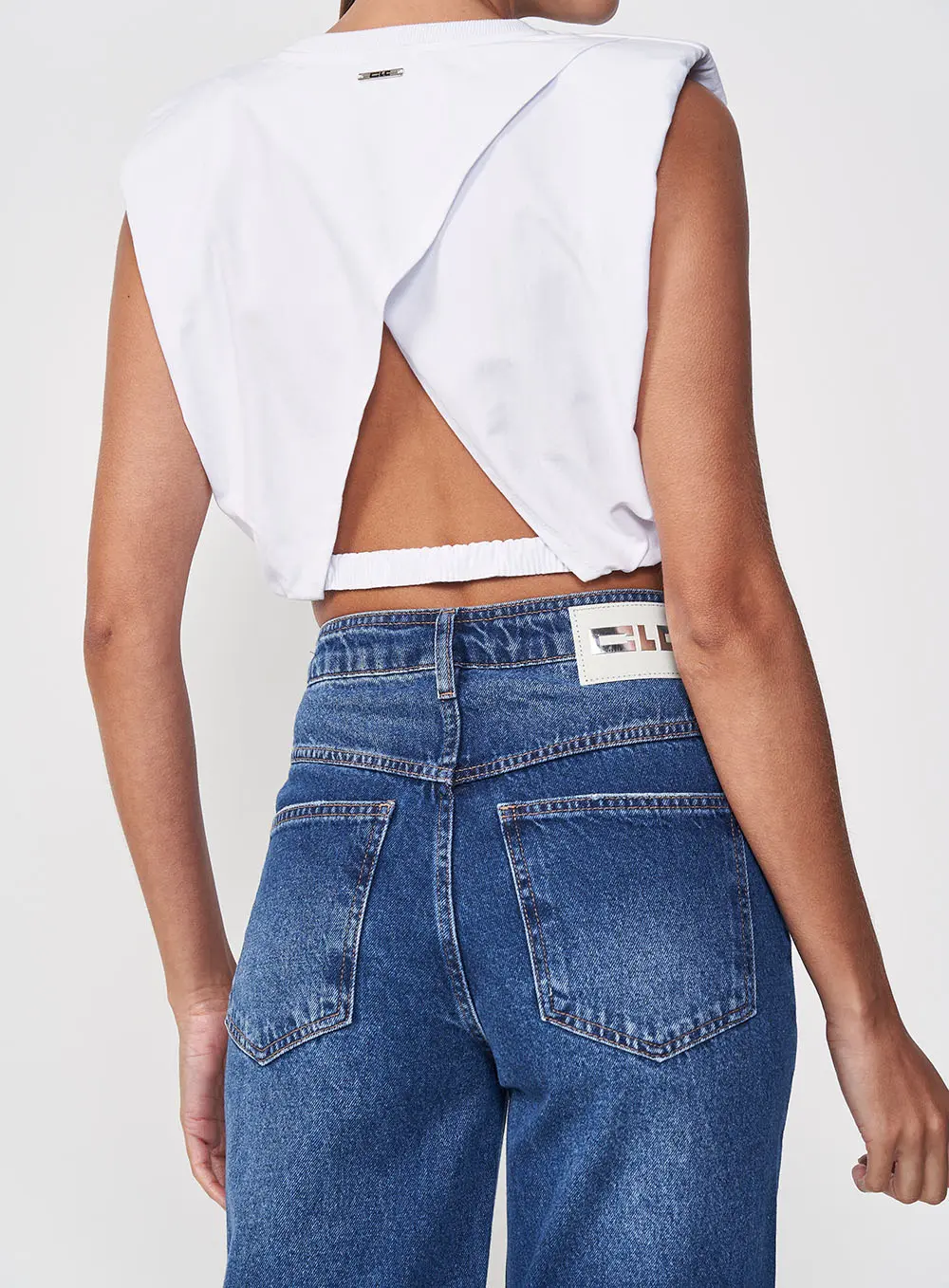 Cropped Comfort Fashion Com Ombreiras E Recortes Branco 2