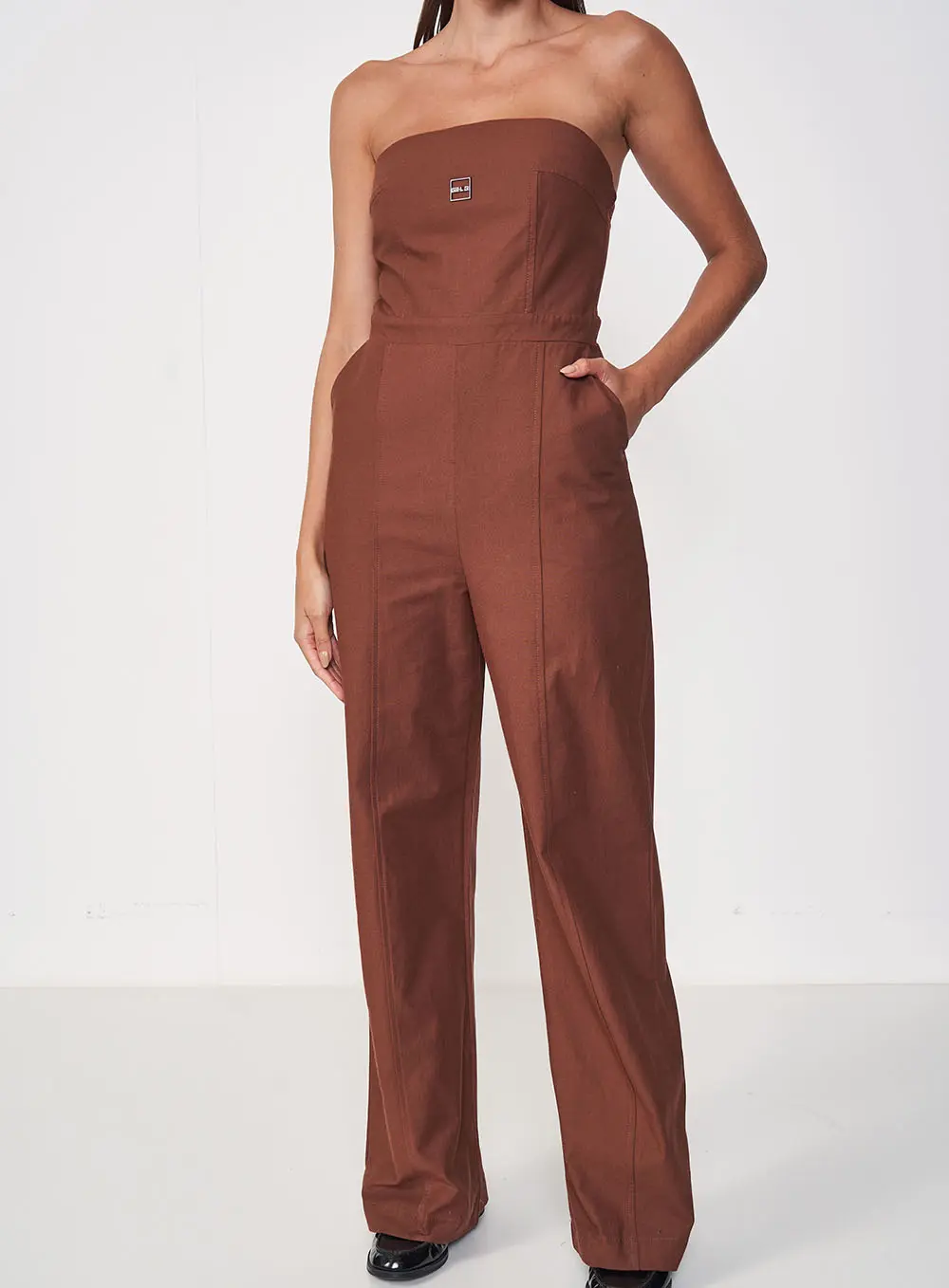 Macacão Pantalona Ombros À Mostra Com Logo Marrom 1