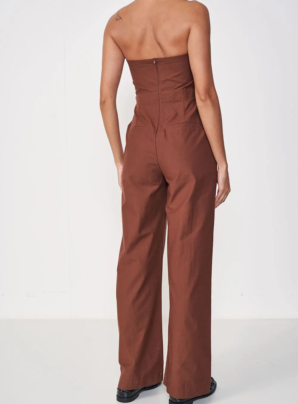 Macacão Pantalona Ombros À Mostra Com Logo Marrom 2