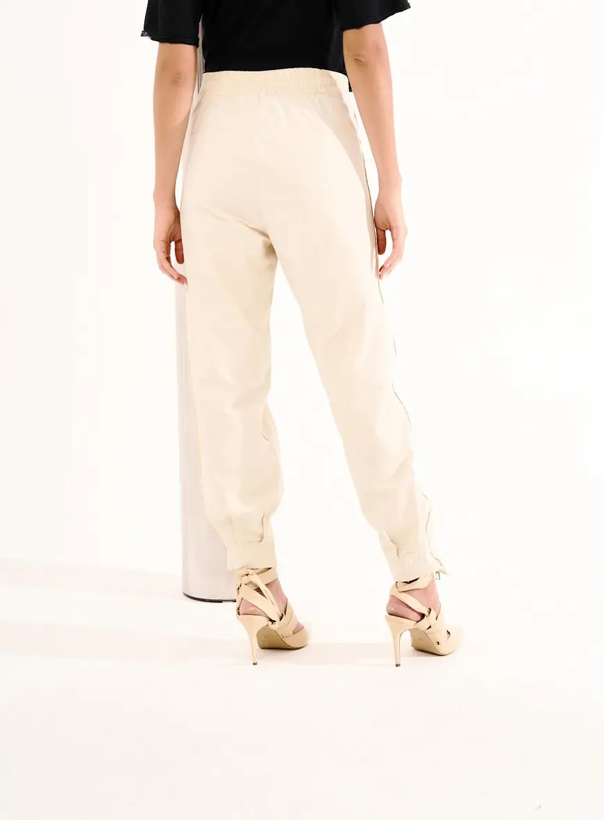 Calça Feminina Jogger Detalhes Zíperes Bege 4