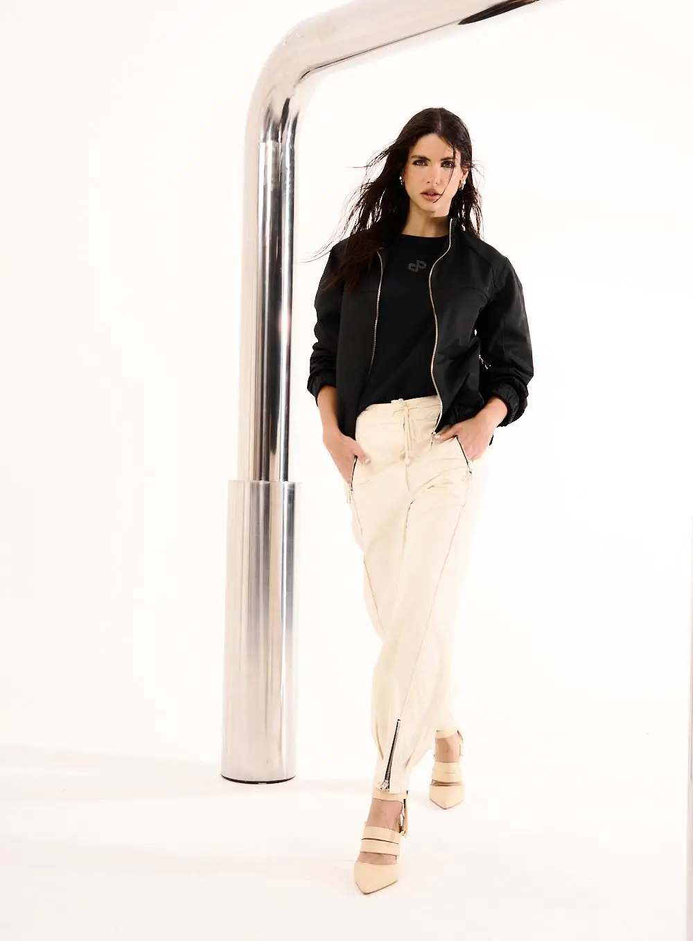 Calça Feminina Jogger Detalhes Zíperes Bege 1