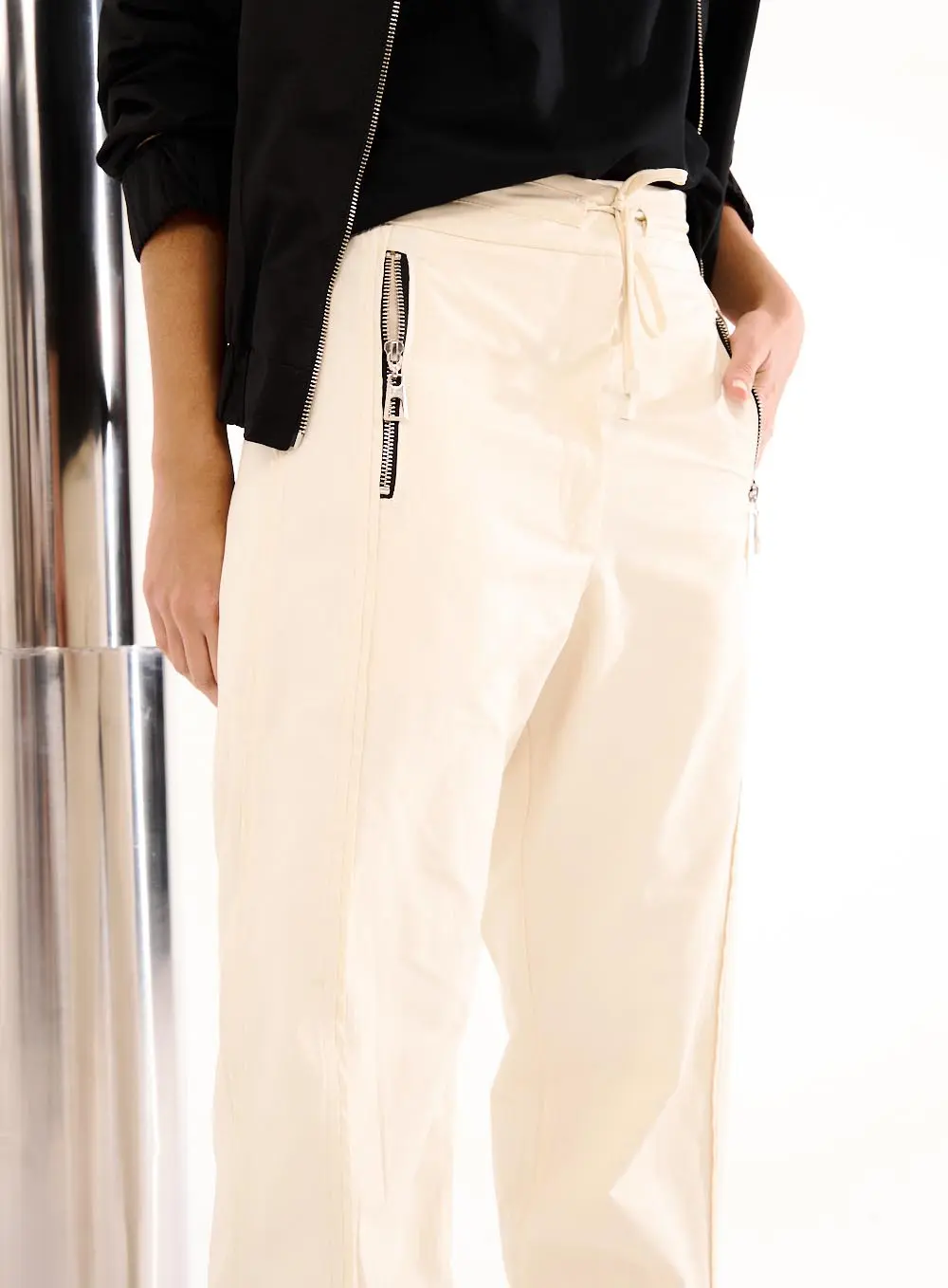 Calça Feminina Jogger Detalhes Zíperes Bege 2