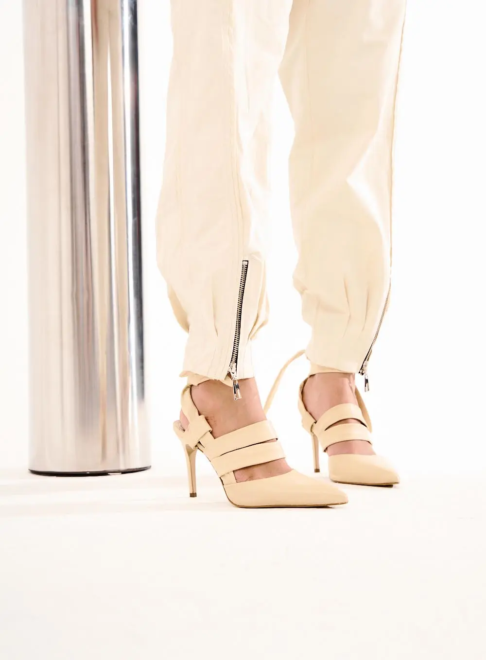 Calça Feminina Jogger Detalhes Zíperes Bege 3