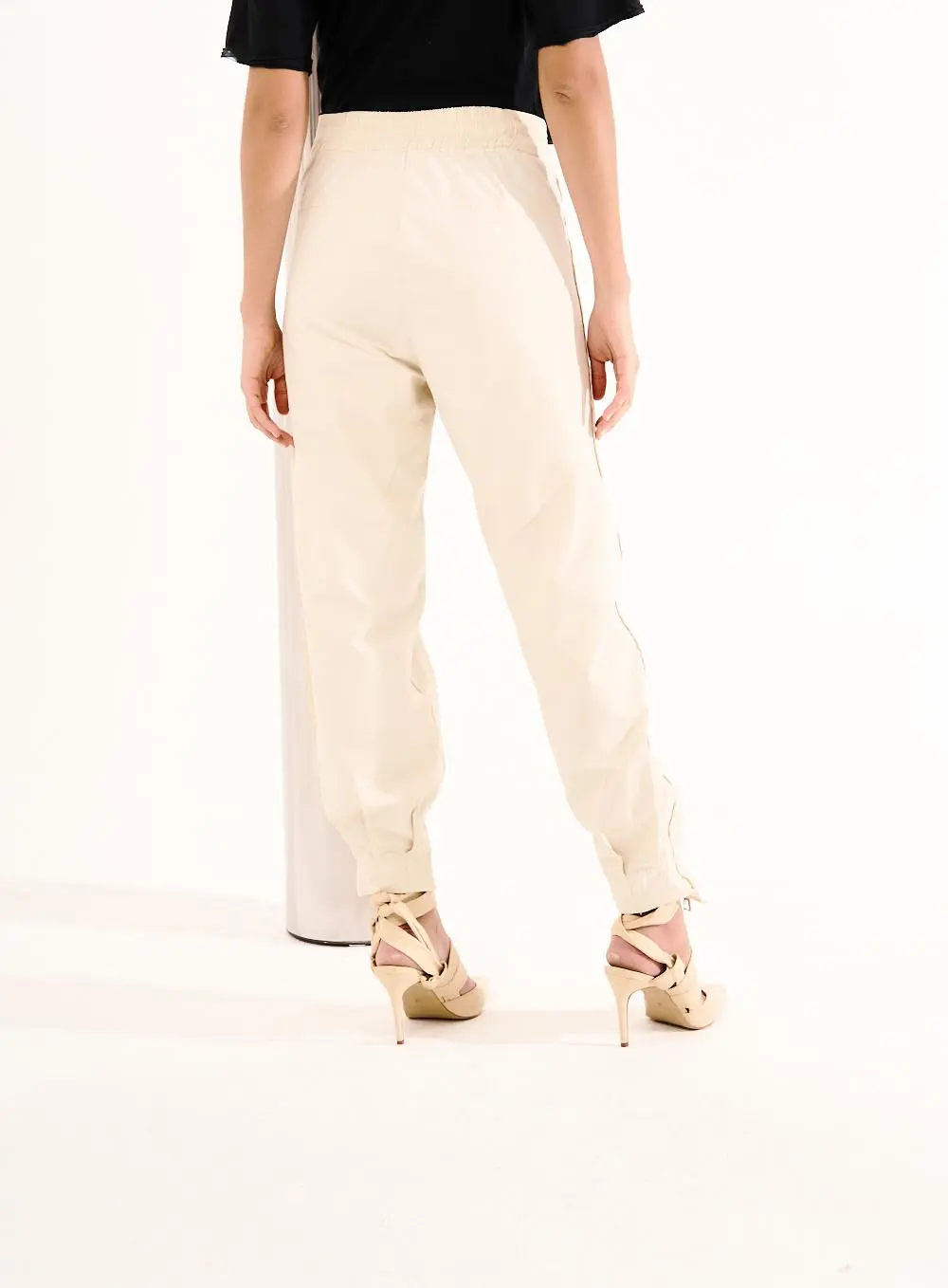 Calça Feminina Jogger Detalhes Zíperes Bege 4