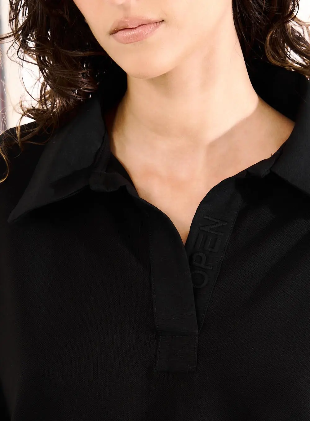Polo Feminina Com Detalhe Linho Preto 2