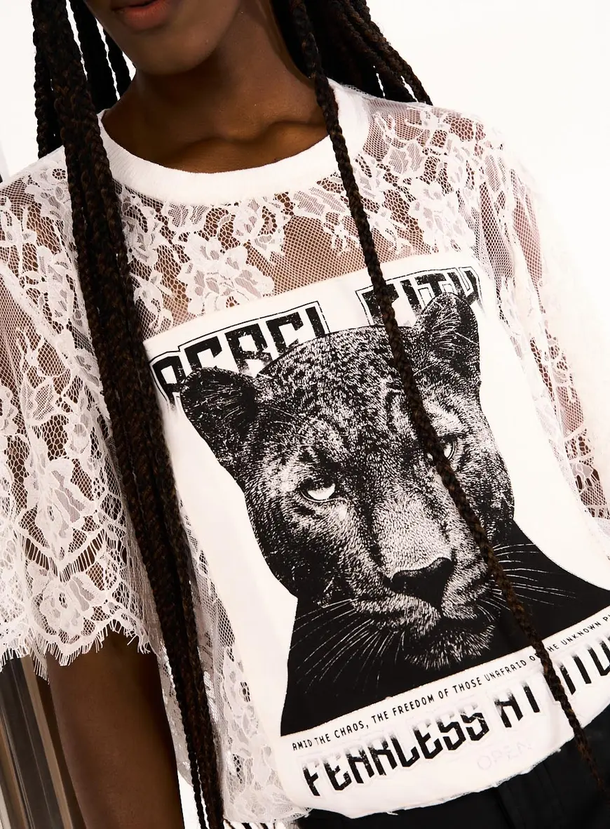 Blusa Feminina Estampada E Bordada Off Shell 2
