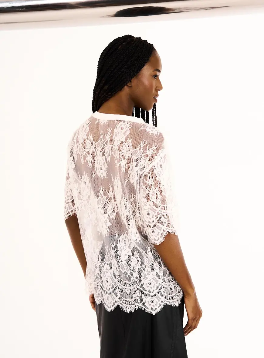 Blusa Feminina Estampada E Bordada Off Shell 3