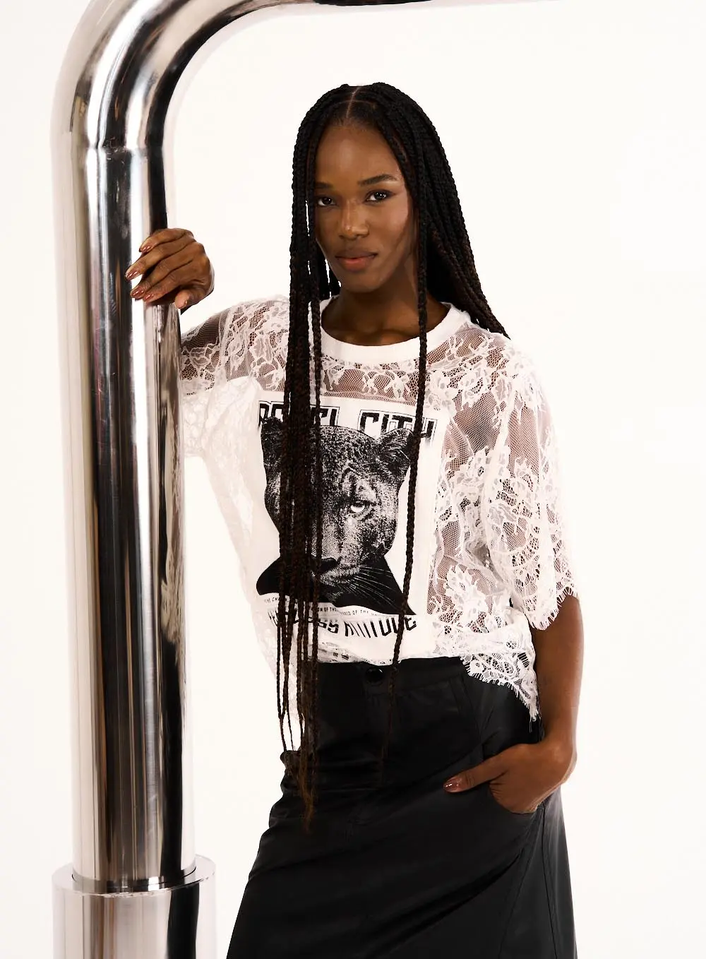Blusa Feminina Estampada E Bordada Off Shell 1