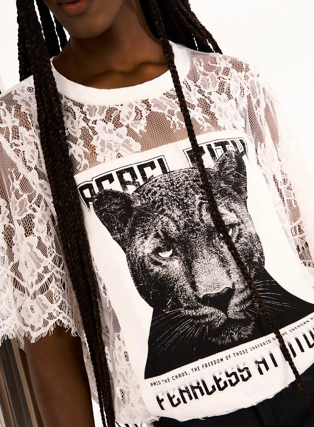 Blusa Feminina Estampada E Bordada Off Shell 2